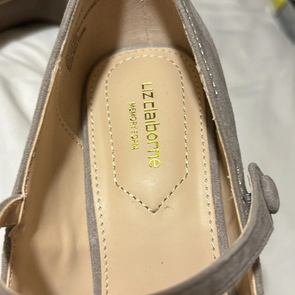 Liz Claiborne Suede Peak Pointed Toe
Spool Heel Pumps - Picture 4 of 7